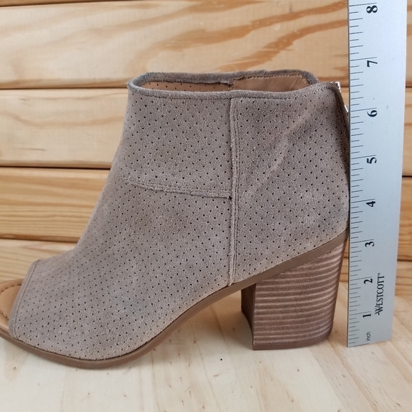 Franco Sarto GOLDIE 10M Leather Peep Toe Ankle Booties Boots Perforated Back Zip - Picture 5 of 10
